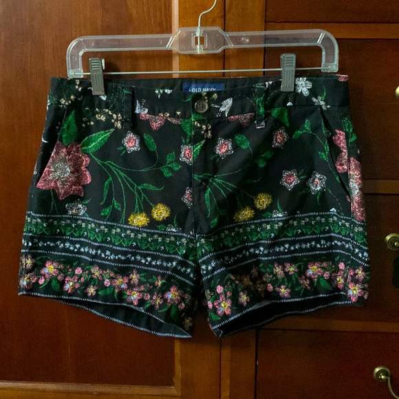Old Navy Pants - Pretty black floral everyday shorts size 4